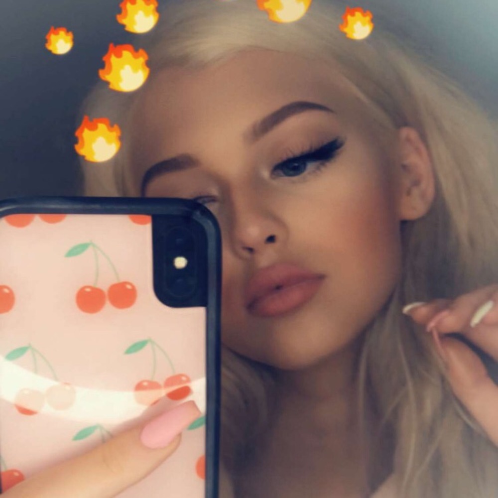 Meet your Posher, Chaia